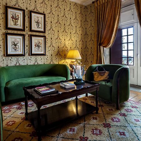 Pousada Mosteiro De Guimarães Kültér fotó A suite at the Hotel de Crillon