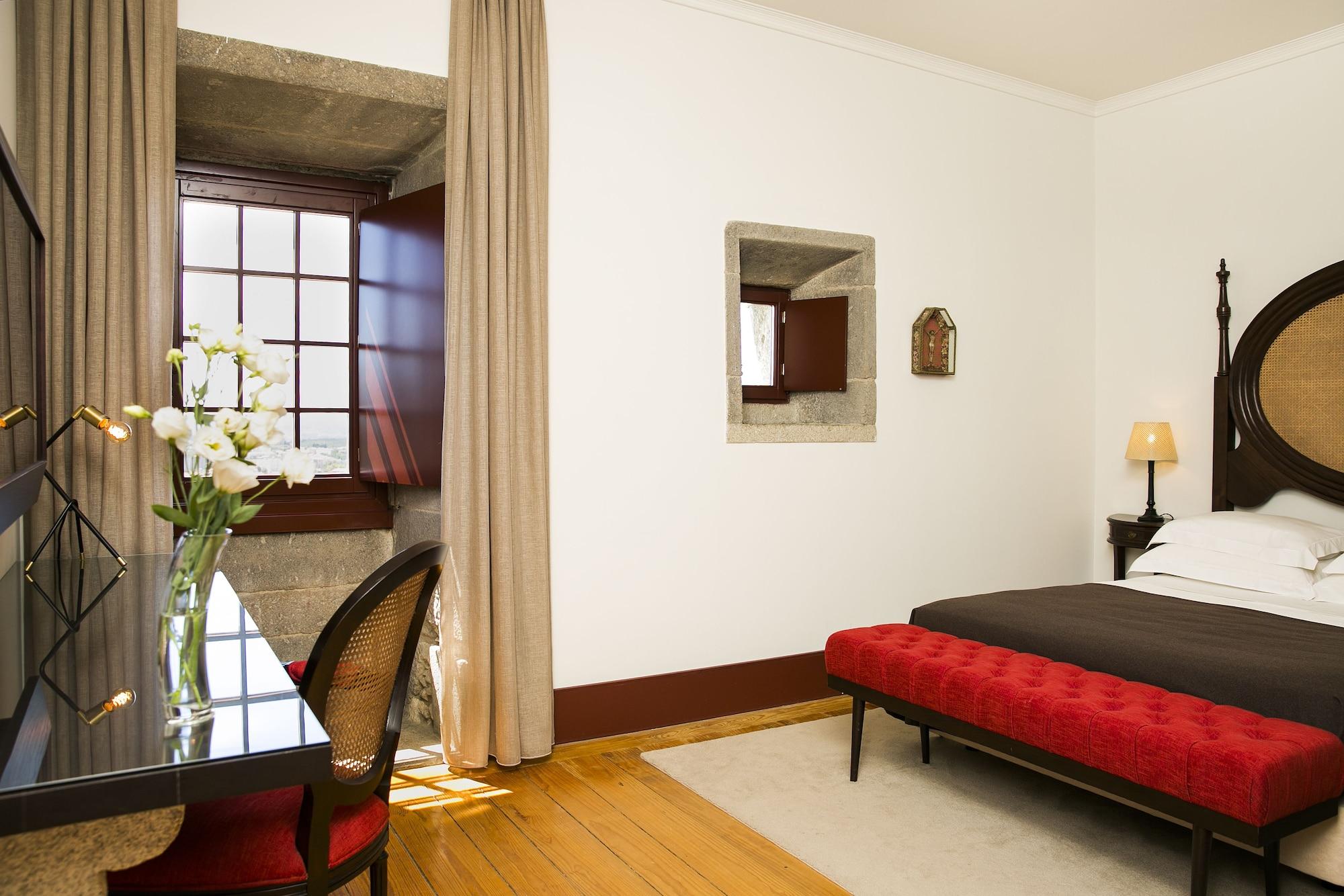 Pousada Mosteiro De Guimarães Kültér fotó A room at the Hotel do Porto