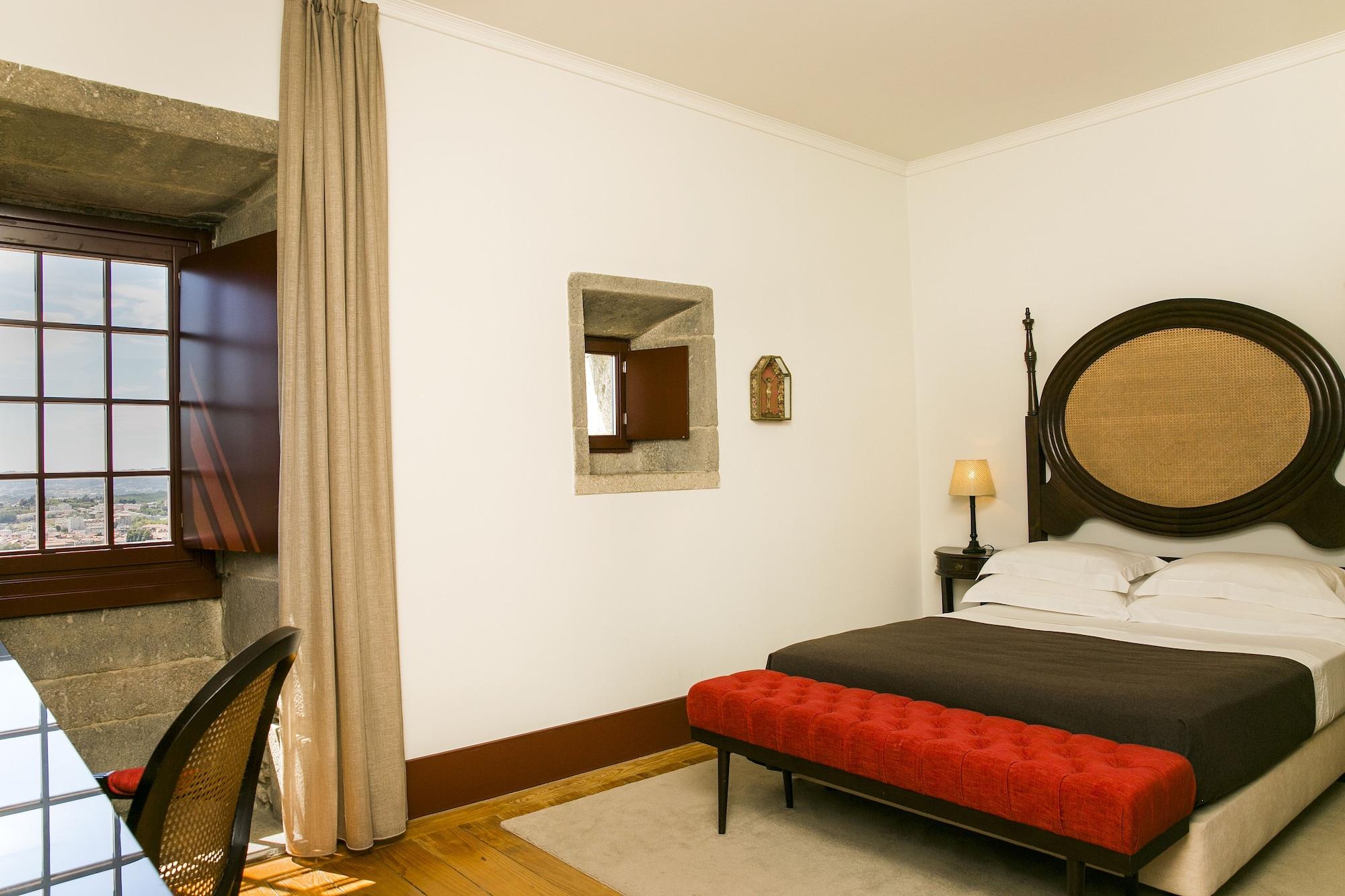 Pousada Mosteiro De Guimarães Kültér fotó A room at the hotel