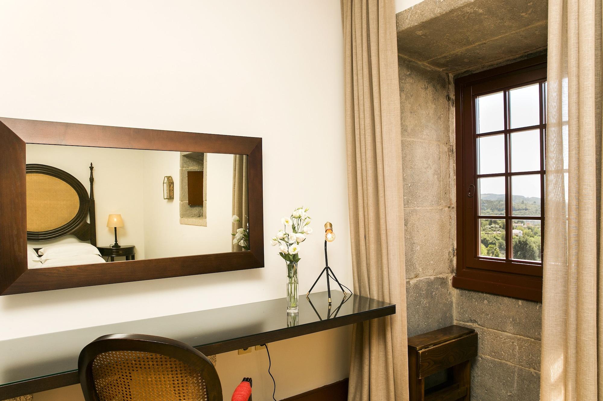 Pousada Mosteiro De Guimarães Kültér fotó A room at the hotel
