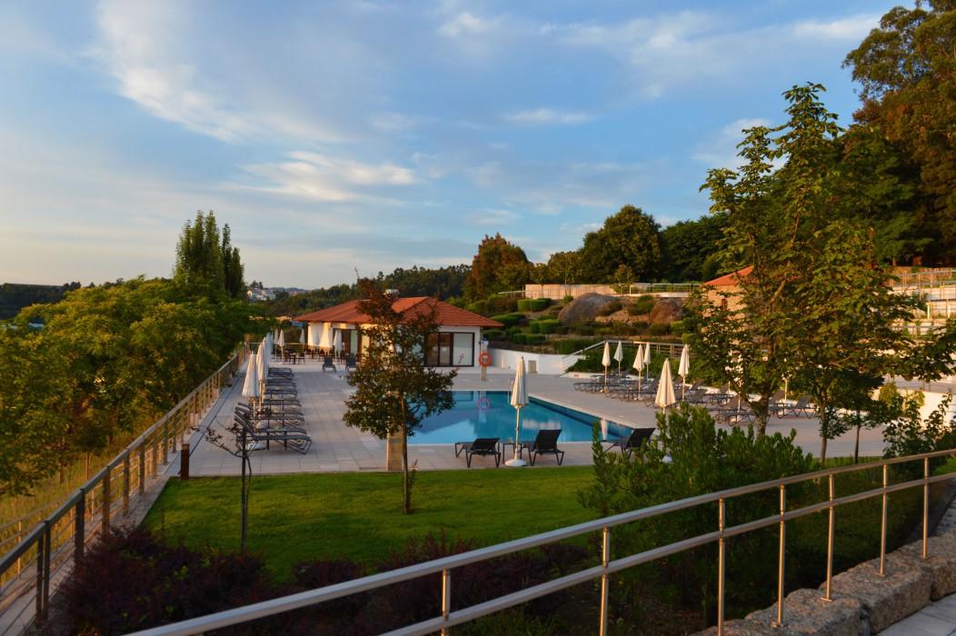 Pousada Mosteiro De Guimarães Kültér fotó The swimming pool at the hotel