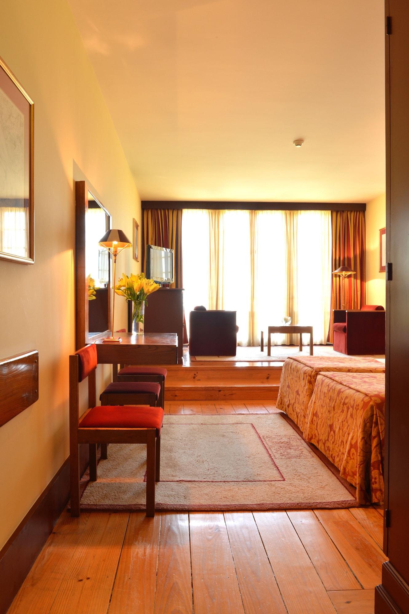 Pousada Mosteiro De Guimarães Kültér fotó A room at the Hotel de la Ville