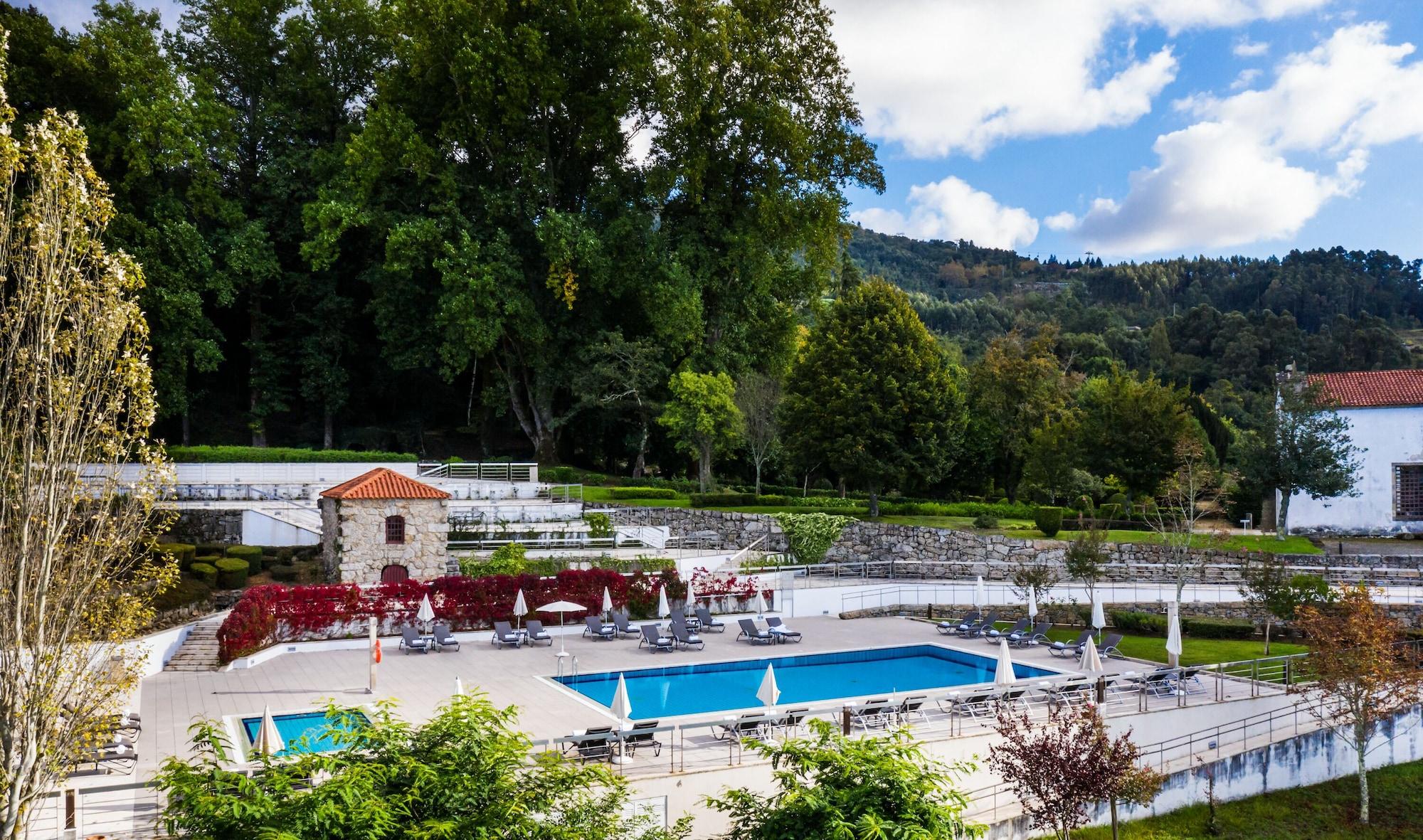 Pousada Mosteiro De Guimarães Kültér fotó The swimming pool at the Pousada de Óbidos