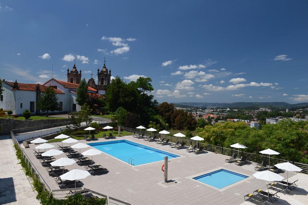 Pousada Mosteiro De Guimarães Kültér fotó The swimming pool at the Hotel