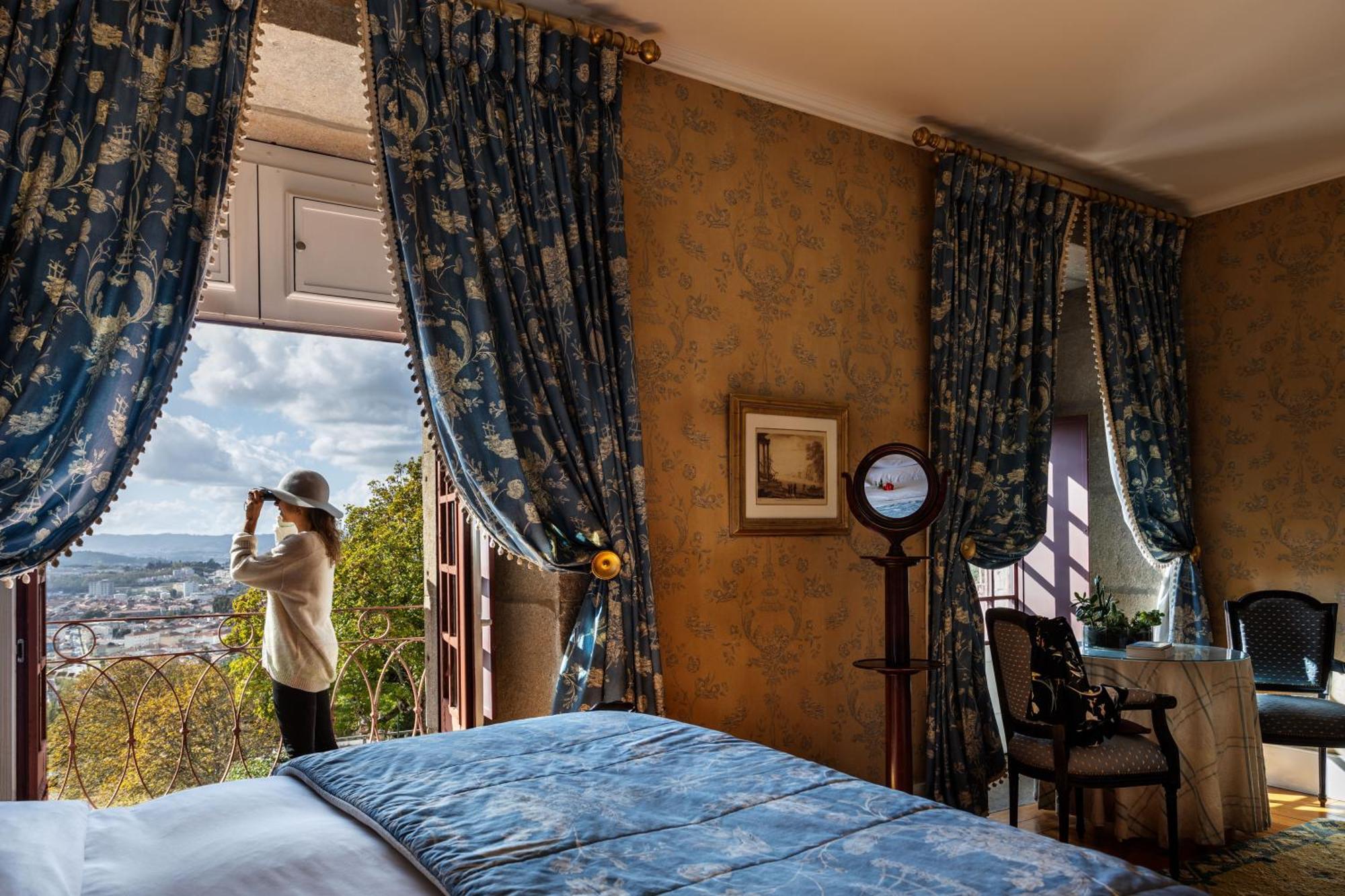 Pousada Mosteiro De Guimarães Kültér fotó A guest room at the Belmond Villa San Michele