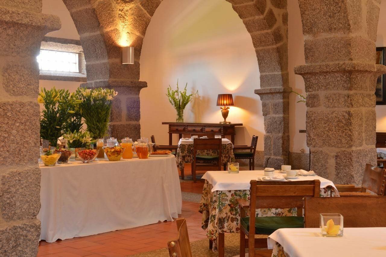 Pousada Mosteiro De Guimarães Kültér fotó The interior of the restaurant