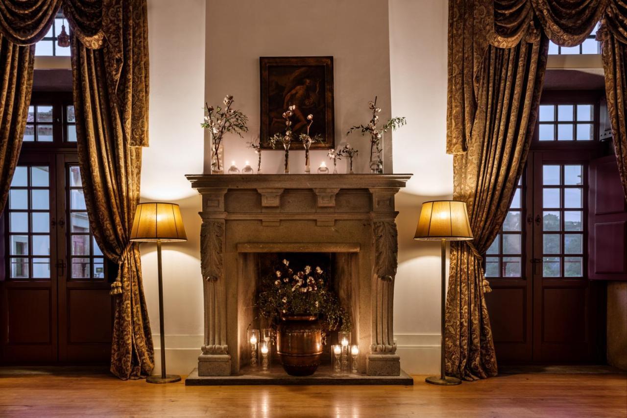 Pousada Mosteiro De Guimarães Kültér fotó The fireplace in the ballroom