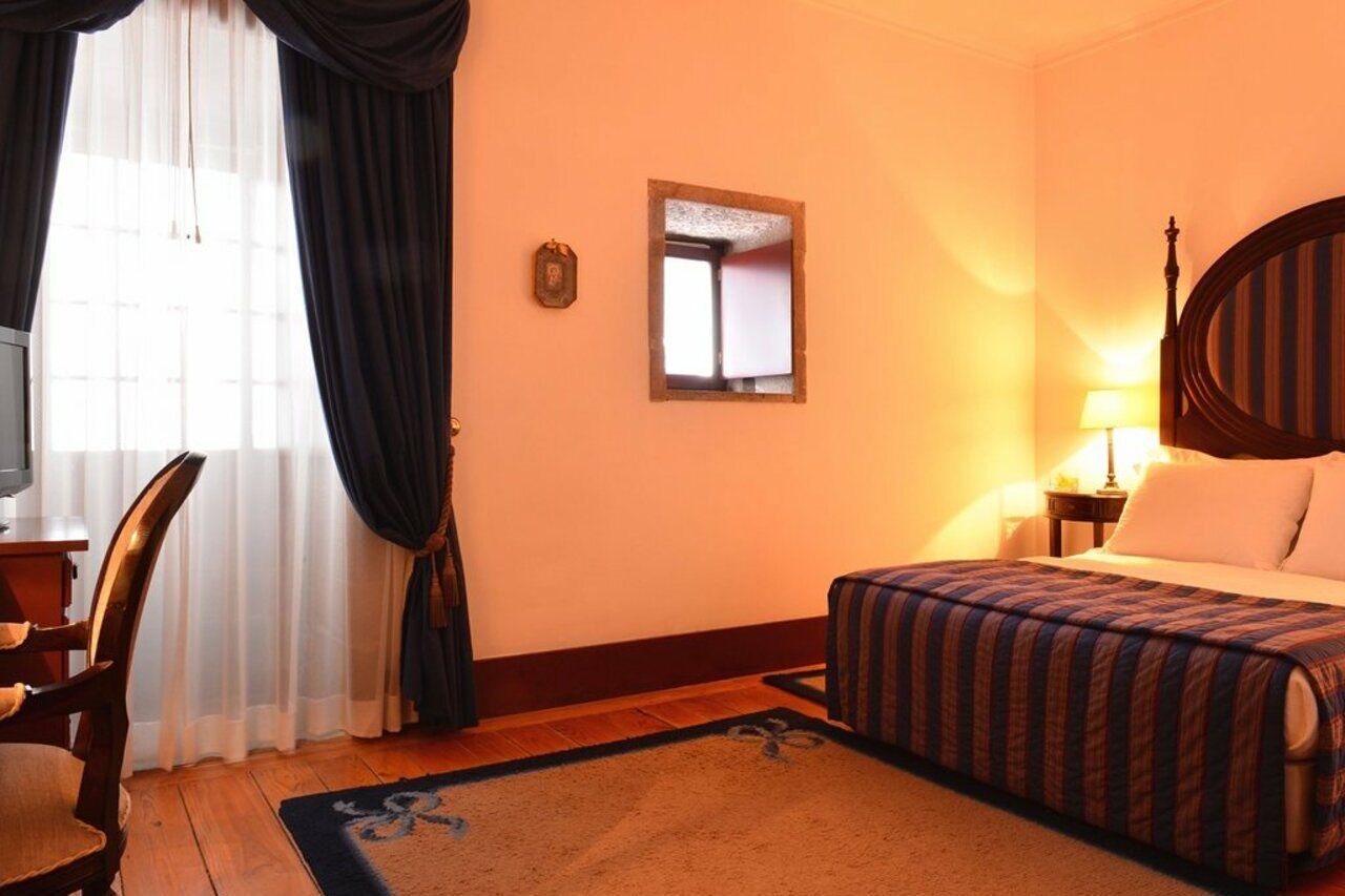Pousada Mosteiro De Guimarães Kültér fotó A room at the hotel